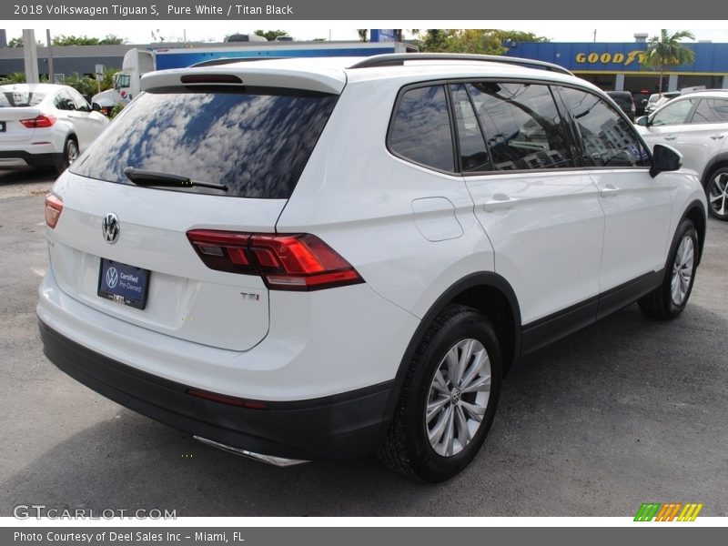 Pure White / Titan Black 2018 Volkswagen Tiguan S