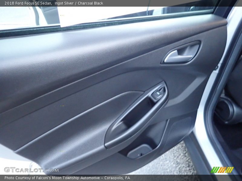 Ingot Silver / Charcoal Black 2018 Ford Focus SE Sedan