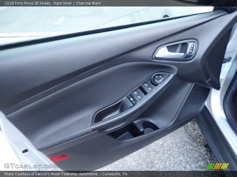 Ingot Silver / Charcoal Black 2018 Ford Focus SE Sedan