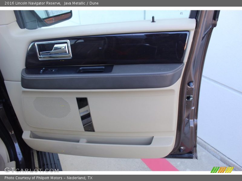 Door Panel of 2016 Navigator Reserve