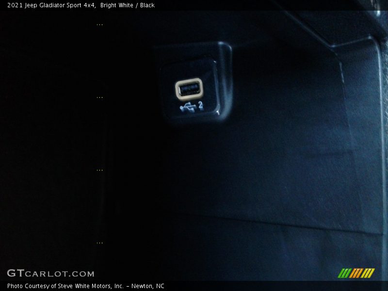 Bright White / Black 2021 Jeep Gladiator Sport 4x4