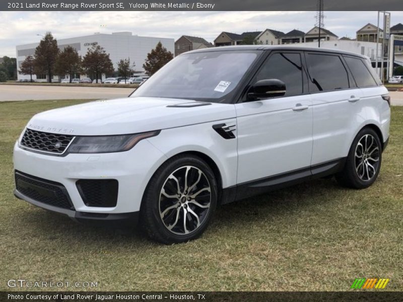Front 3/4 View of 2021 Range Rover Sport SE