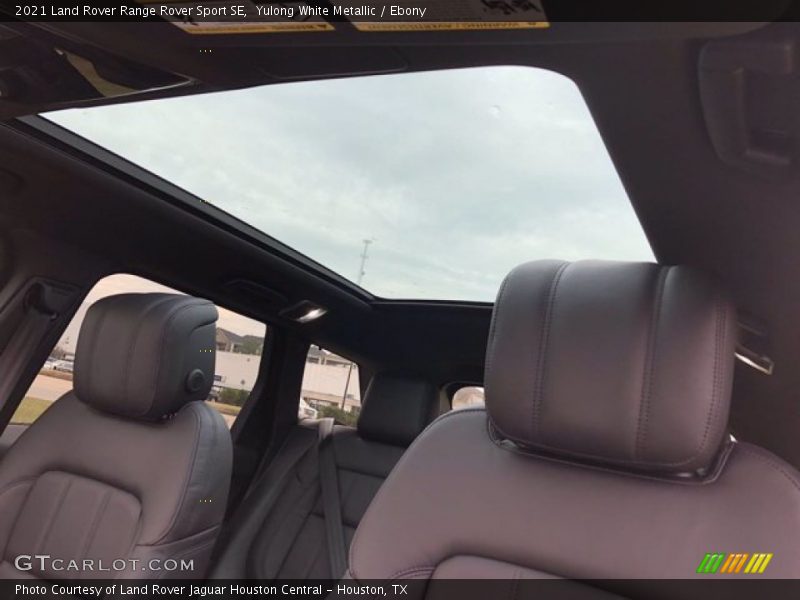 Sunroof of 2021 Range Rover Sport SE