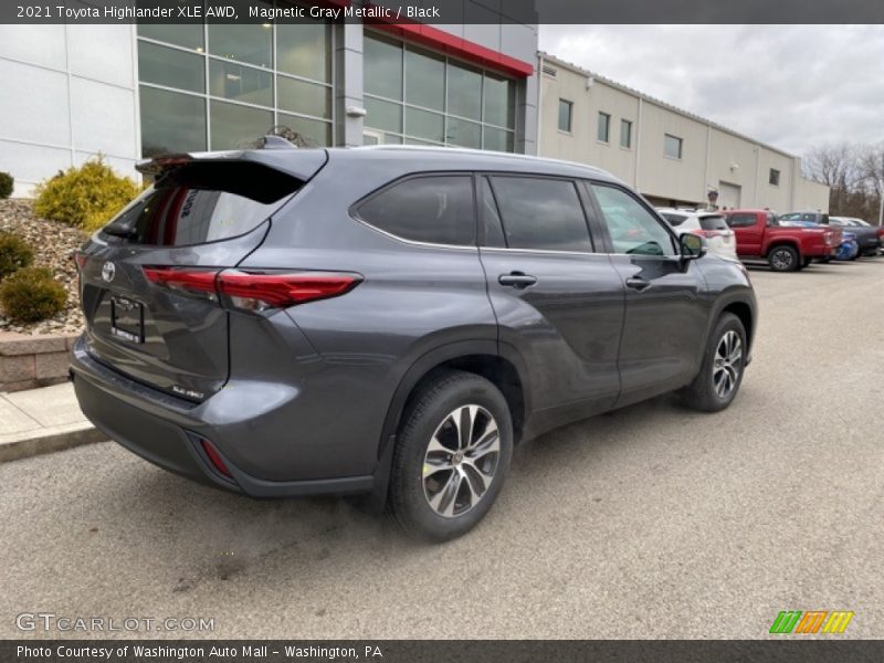 Magnetic Gray Metallic / Black 2021 Toyota Highlander XLE AWD