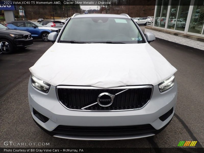 Glacier Silver Metallic / Charcoal 2021 Volvo XC40 T5 Momentum AWD