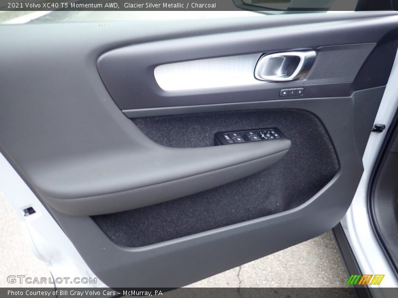 Glacier Silver Metallic / Charcoal 2021 Volvo XC40 T5 Momentum AWD