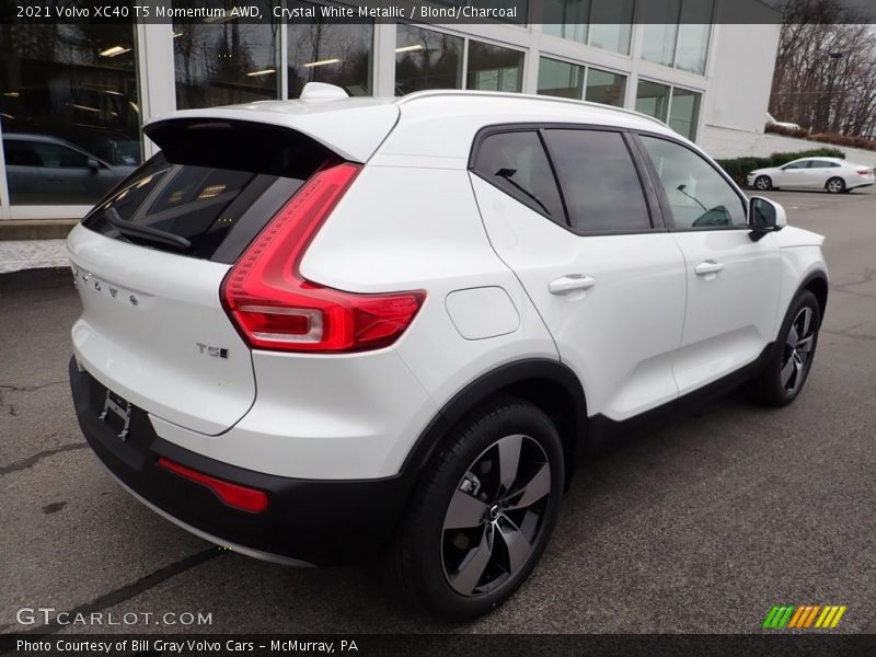 Crystal White Metallic / Blond/Charcoal 2021 Volvo XC40 T5 Momentum AWD