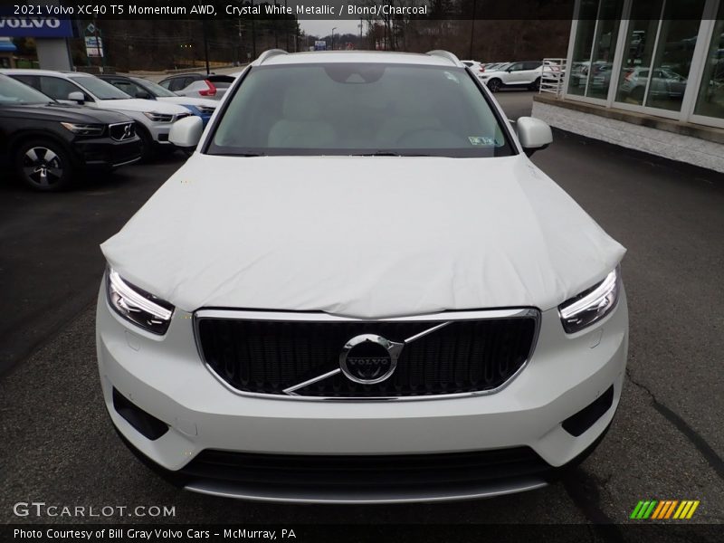 Crystal White Metallic / Blond/Charcoal 2021 Volvo XC40 T5 Momentum AWD