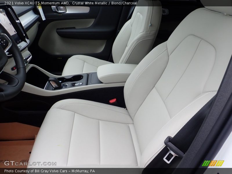 Crystal White Metallic / Blond/Charcoal 2021 Volvo XC40 T5 Momentum AWD
