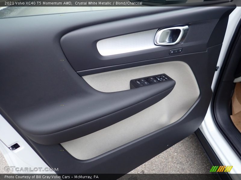 Crystal White Metallic / Blond/Charcoal 2021 Volvo XC40 T5 Momentum AWD