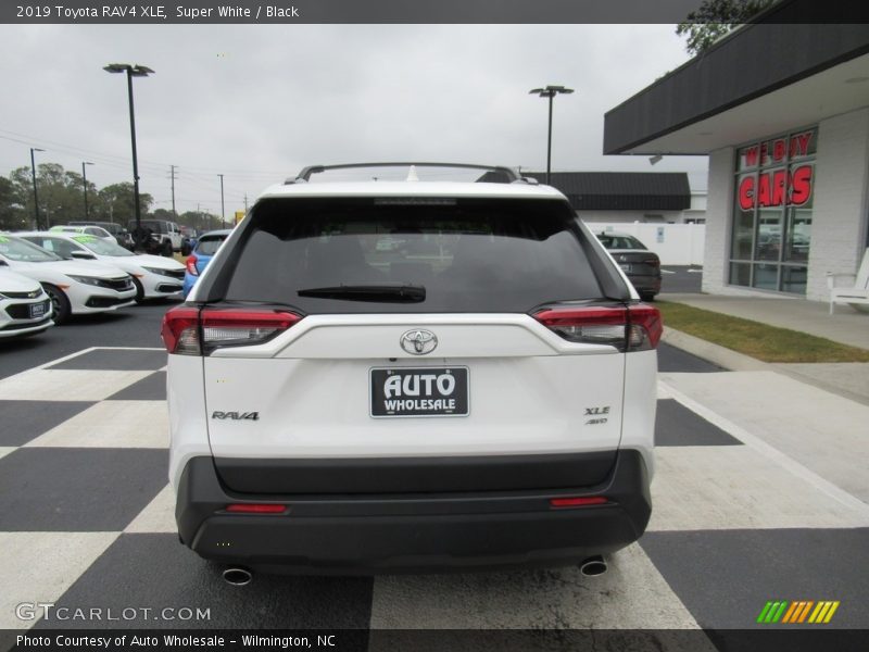 Super White / Black 2019 Toyota RAV4 XLE