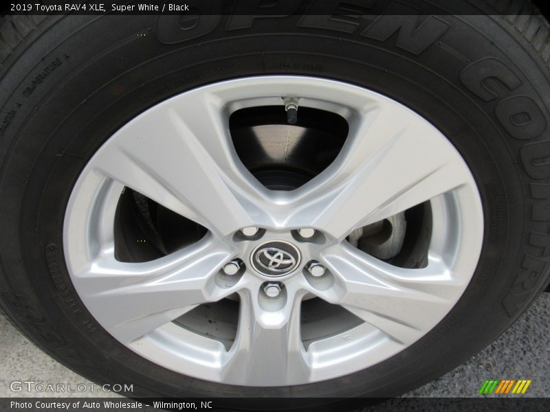 Super White / Black 2019 Toyota RAV4 XLE