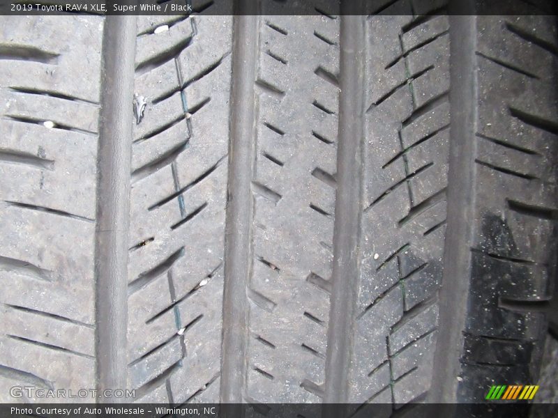 Super White / Black 2019 Toyota RAV4 XLE