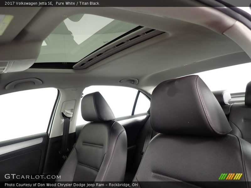 Pure White / Titan Black 2017 Volkswagen Jetta SE