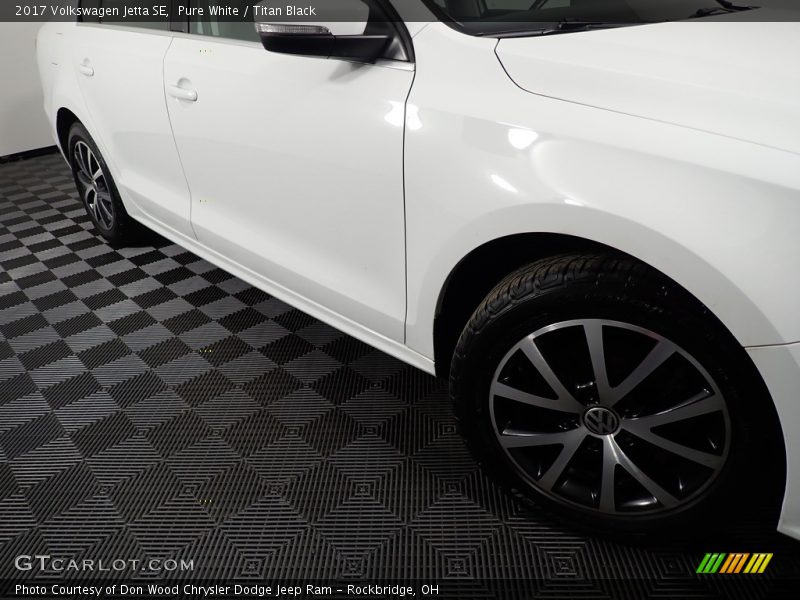 Pure White / Titan Black 2017 Volkswagen Jetta SE