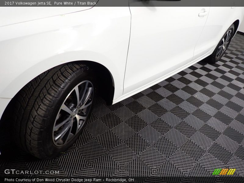 Pure White / Titan Black 2017 Volkswagen Jetta SE