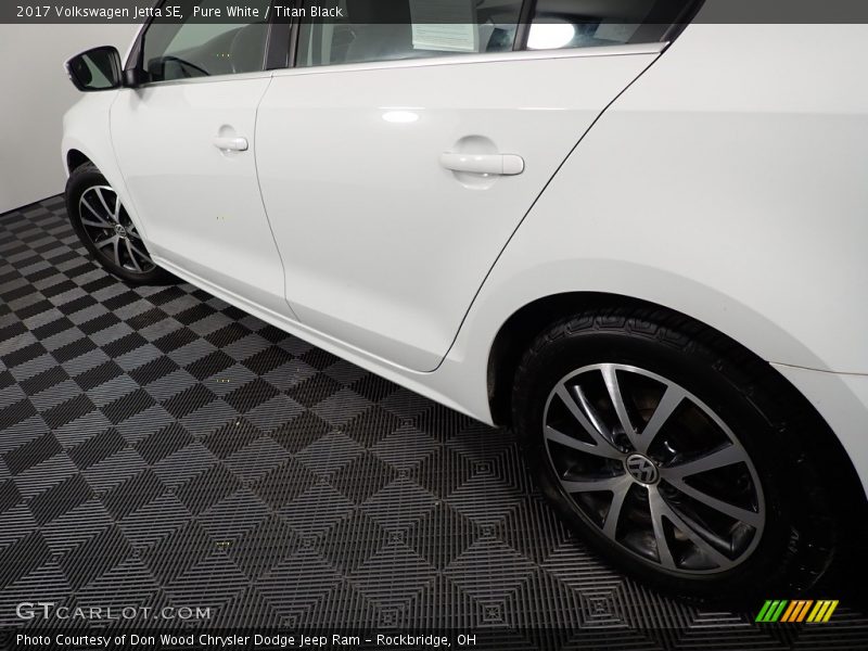 Pure White / Titan Black 2017 Volkswagen Jetta SE