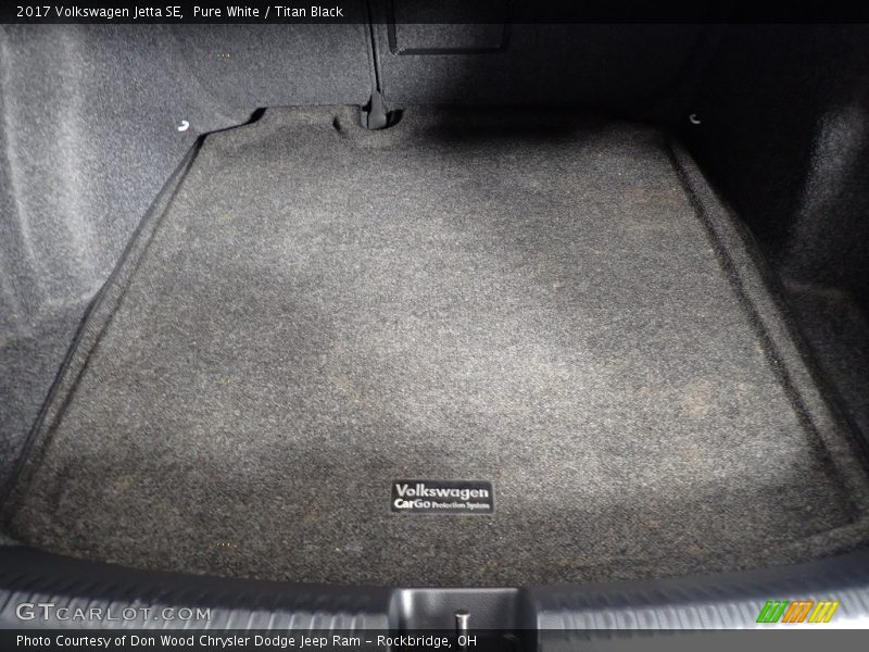 Pure White / Titan Black 2017 Volkswagen Jetta SE