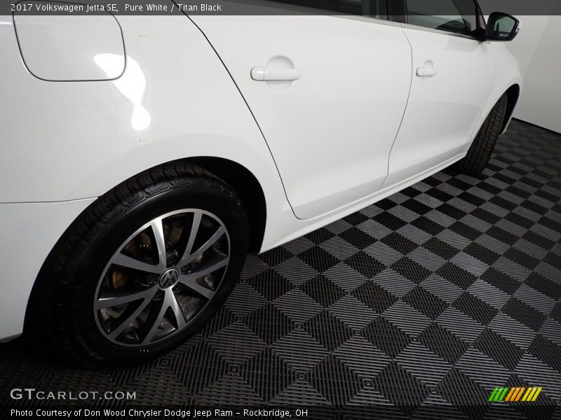 Pure White / Titan Black 2017 Volkswagen Jetta SE