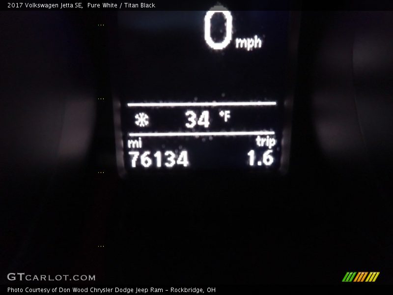 Pure White / Titan Black 2017 Volkswagen Jetta SE