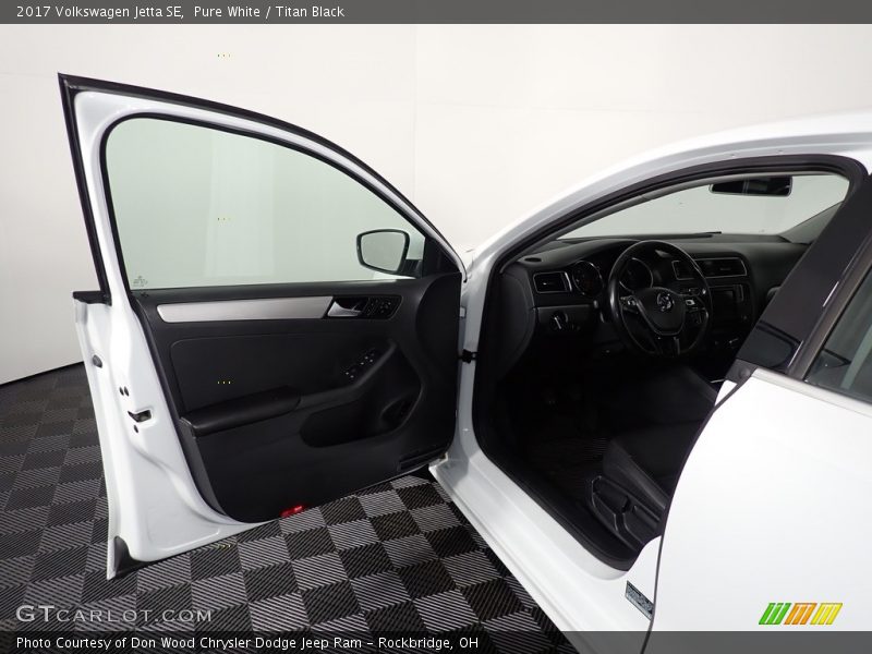 Pure White / Titan Black 2017 Volkswagen Jetta SE