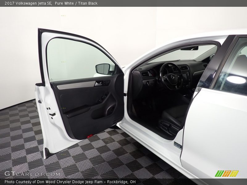 Pure White / Titan Black 2017 Volkswagen Jetta SE