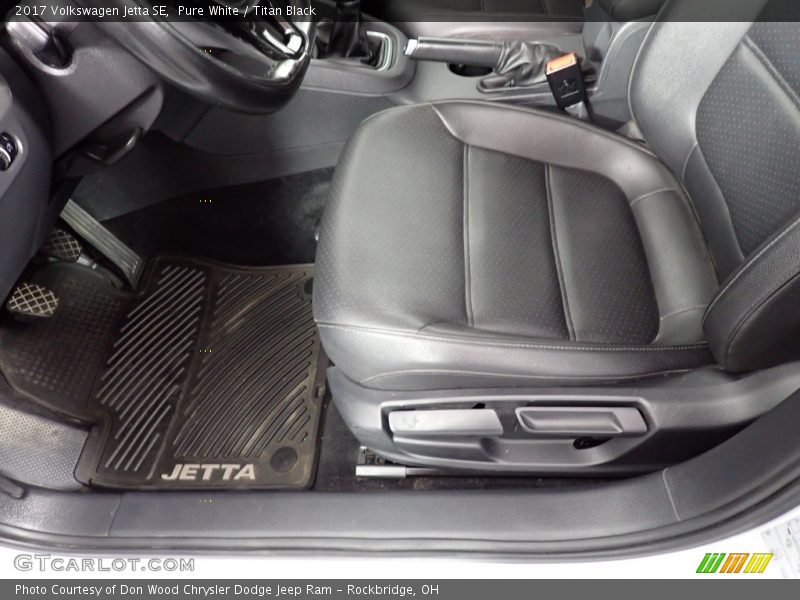 Pure White / Titan Black 2017 Volkswagen Jetta SE