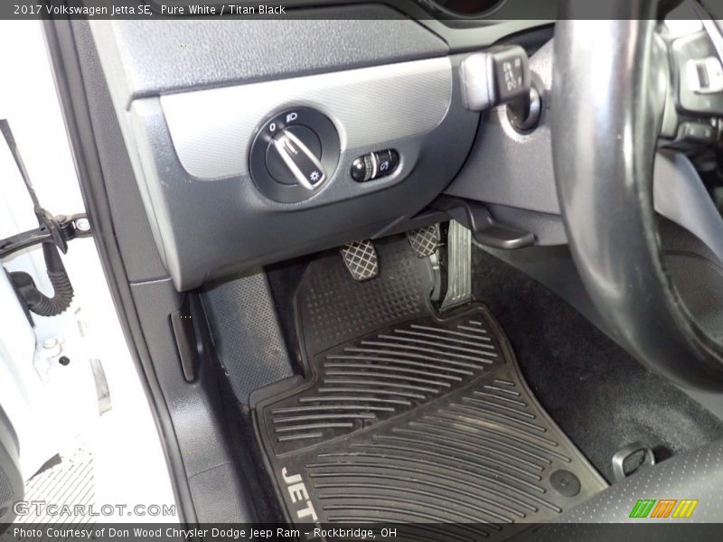 Pure White / Titan Black 2017 Volkswagen Jetta SE