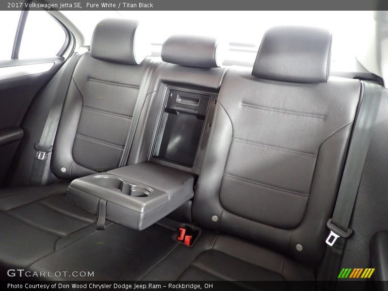 Pure White / Titan Black 2017 Volkswagen Jetta SE