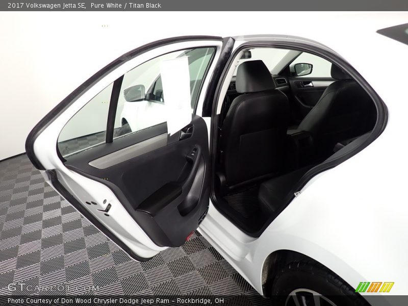 Pure White / Titan Black 2017 Volkswagen Jetta SE