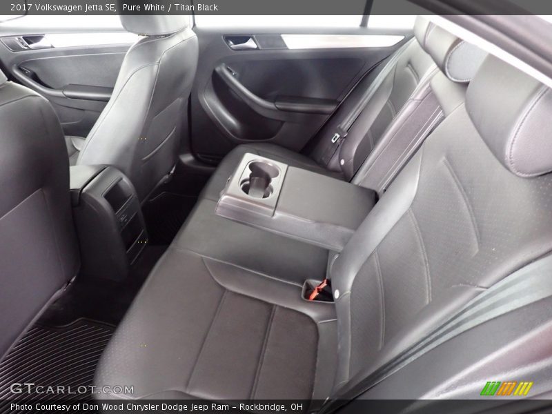 Pure White / Titan Black 2017 Volkswagen Jetta SE