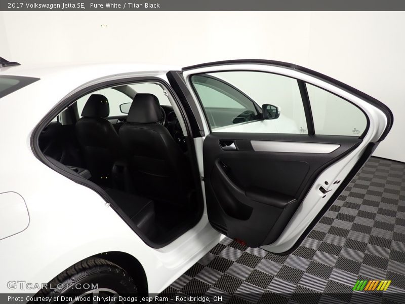 Pure White / Titan Black 2017 Volkswagen Jetta SE