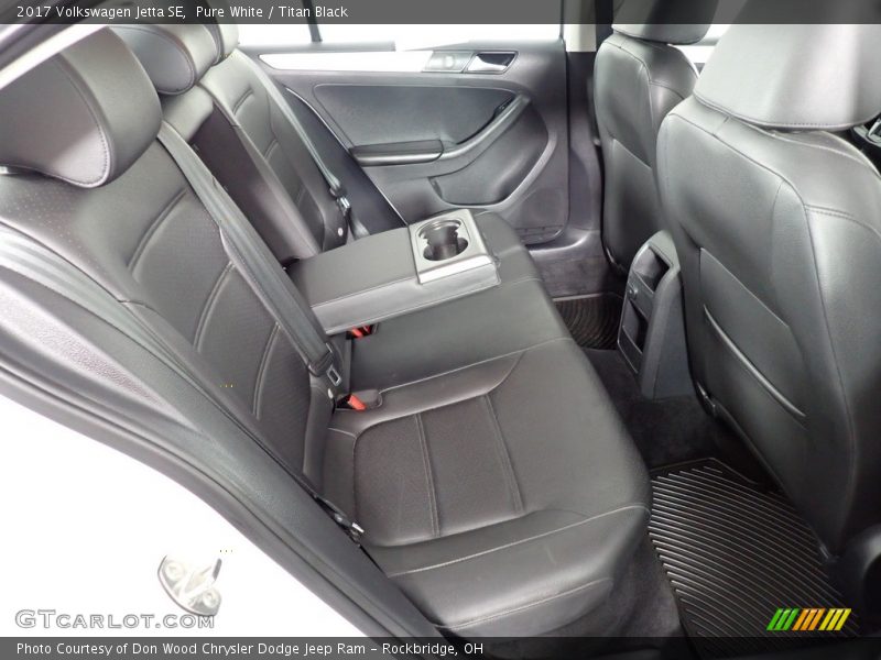 Pure White / Titan Black 2017 Volkswagen Jetta SE