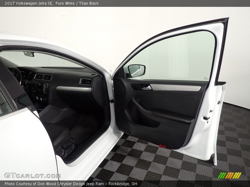 Pure White / Titan Black 2017 Volkswagen Jetta SE