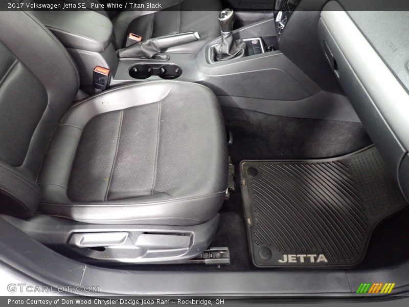 Pure White / Titan Black 2017 Volkswagen Jetta SE