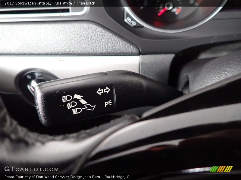 Pure White / Titan Black 2017 Volkswagen Jetta SE