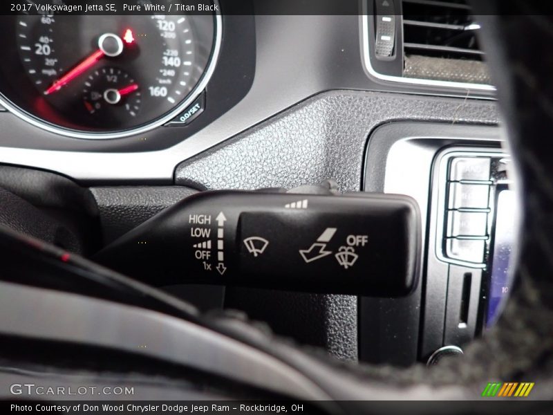 Pure White / Titan Black 2017 Volkswagen Jetta SE
