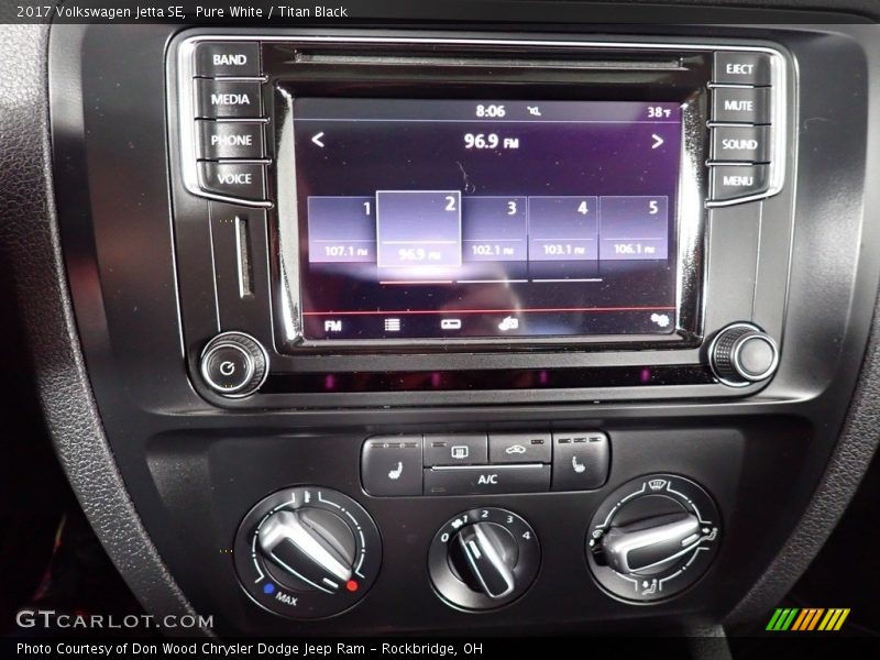 Pure White / Titan Black 2017 Volkswagen Jetta SE