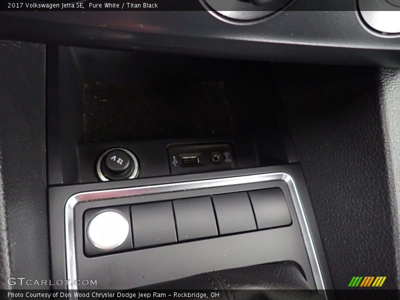 Pure White / Titan Black 2017 Volkswagen Jetta SE