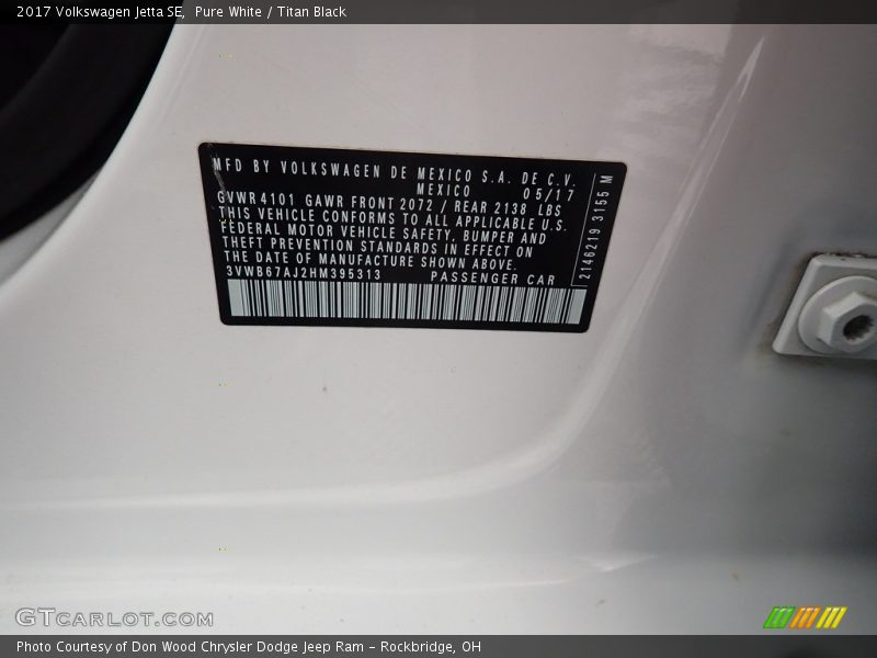 Pure White / Titan Black 2017 Volkswagen Jetta SE
