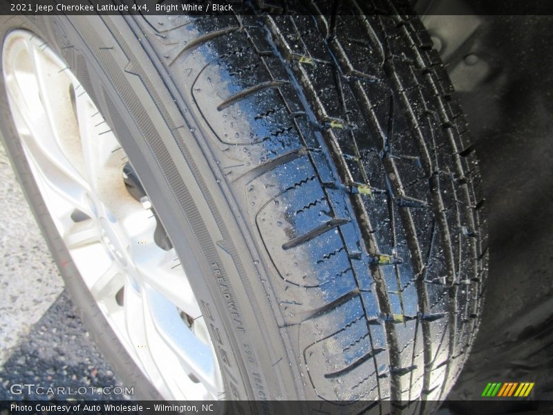 Bright White / Black 2021 Jeep Cherokee Latitude 4x4