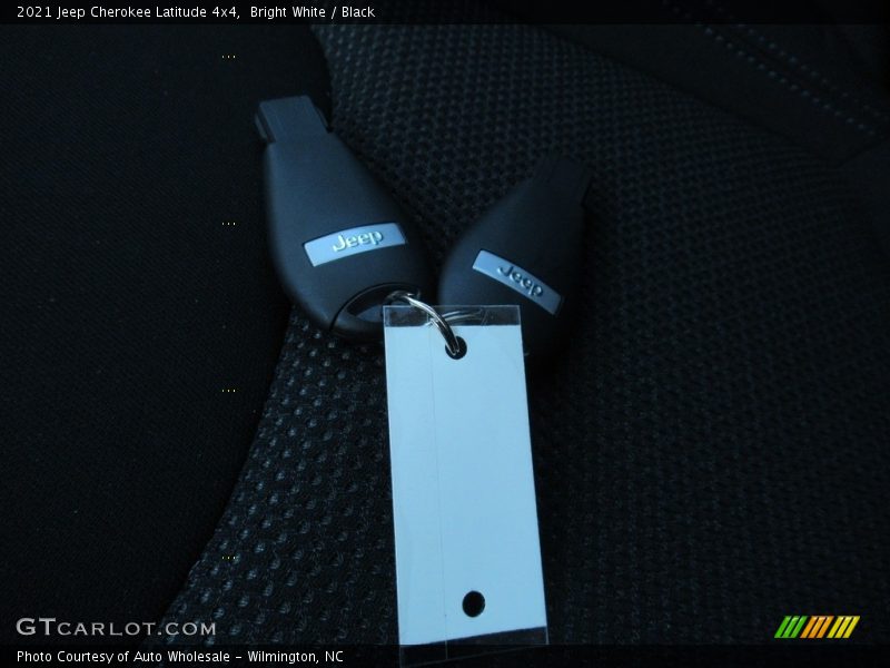 Bright White / Black 2021 Jeep Cherokee Latitude 4x4