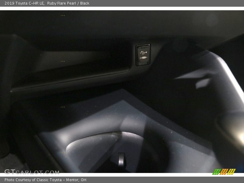 Ruby Flare Pearl / Black 2019 Toyota C-HR LE