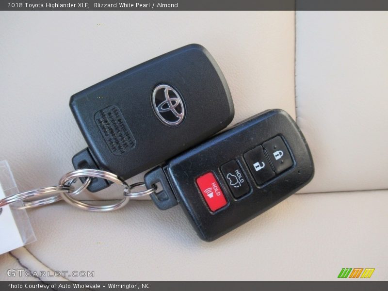 Blizzard White Pearl / Almond 2018 Toyota Highlander XLE