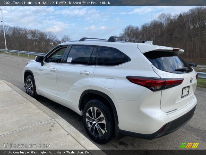 Blizzard White Pearl / Black 2021 Toyota Highlander Hybrid XLE AWD