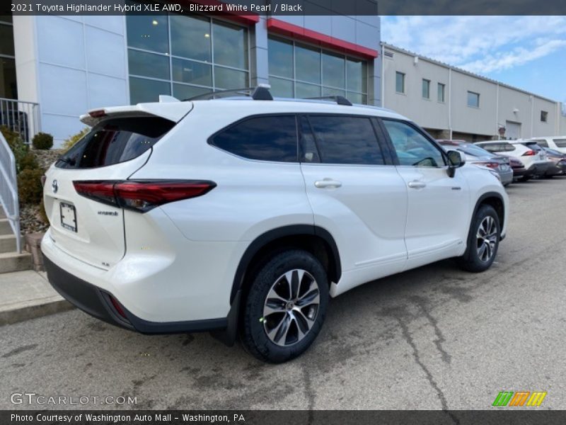 Blizzard White Pearl / Black 2021 Toyota Highlander Hybrid XLE AWD
