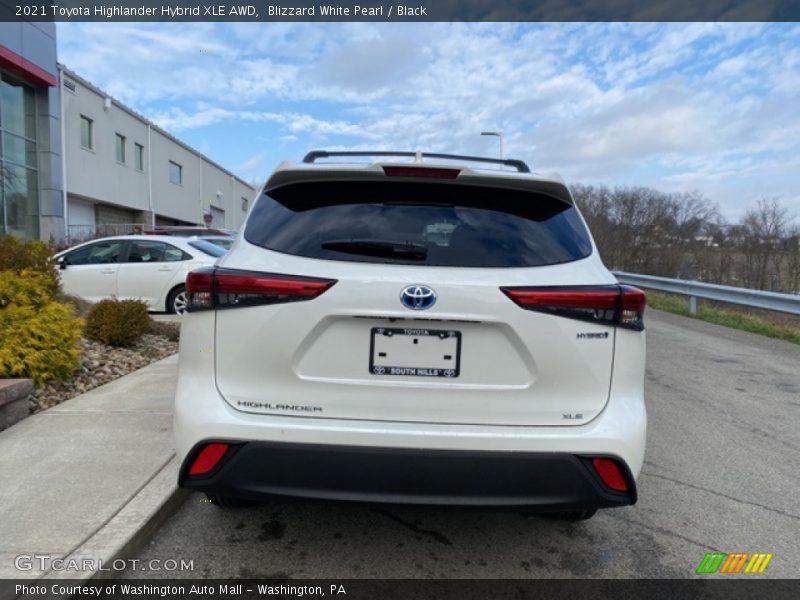 Blizzard White Pearl / Black 2021 Toyota Highlander Hybrid XLE AWD