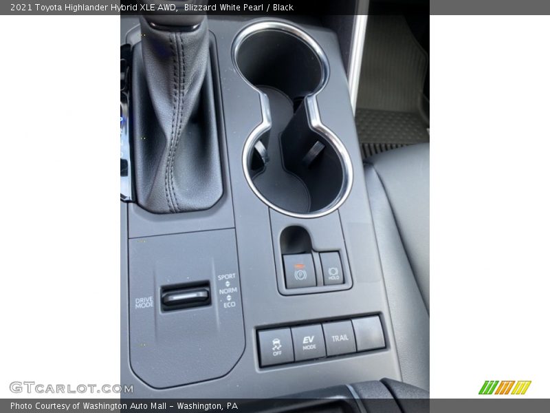 Blizzard White Pearl / Black 2021 Toyota Highlander Hybrid XLE AWD