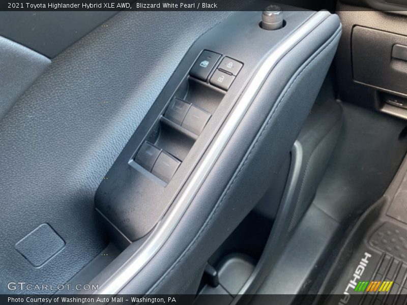 Blizzard White Pearl / Black 2021 Toyota Highlander Hybrid XLE AWD