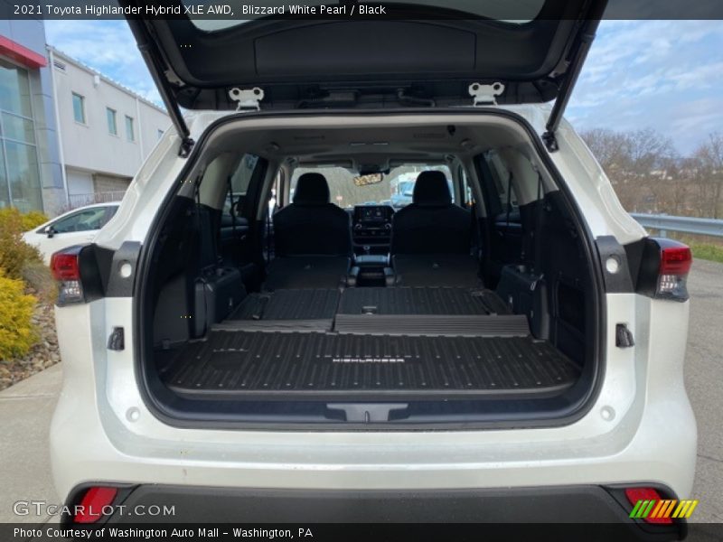 Blizzard White Pearl / Black 2021 Toyota Highlander Hybrid XLE AWD